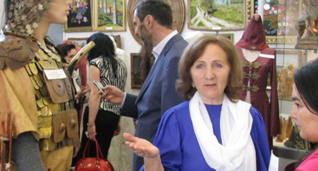 У стенда Республики Ингушетия на фестивале мастеров искусств Северо-Кавказского федерального округа в Государственном Кремлевском дворце. Москва, 26 апреля 2012 г. Фото Натальи Крайновой для "Кавказского узла"
