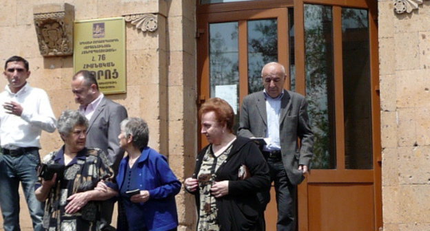 День выборов в Национальное собрание Армении. Жители Еревана выходят с избирательных участков №4/31 и №4/33. 6 мая 2012 г. Фото Армине Мартиросян для "Кавказского узла"