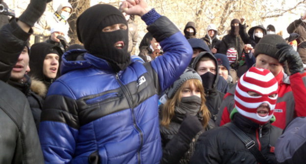 Участники акции националистов с требованием обвинительного приговора Расулу Мирзаеву. Москва, Чистопрудный бульвар, 18 февраля 2012 г. Фото Юлии Буславской для "Кавказского узла"