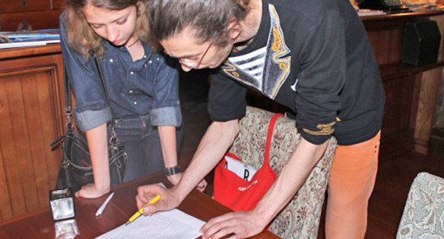 Сбор подписей под открытым письмом губернатору Александру Ткачеву  "Новая форма варварства" прошел в Краснодаре. На снимке: сбор подписей в краснодарском кафе "Набоков". 17 мая 2012 г. Фото Никиты Серебрянникова для "Кавказского узла"