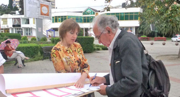 Одиночный пикет с требованием отставки мэра города Анатолия Пахомова перед администрацией Сочи. На снимке: граждане подходили к пикетчице Ирине Бровкиной и подписывались за отставку мэра. 17 мая 2012 г. Фото Светланы Кравченко для "Кавказского узла"