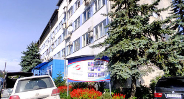 Возле здания управления УЛПХ на ул. Гагарина, 73 происходила передача чиновнице взятки в размере 1, 5 мил. рублей. Сочи, 17 мая 2012 г. Фото Светланы Кравченко для "Кавказского узла"