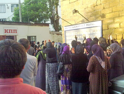 Родственники задержанных возле здания Кировского ОВД. Махачкала, 19 мая 2012 г. Фото Магомеда Ахмедова для "Кавказского узла"