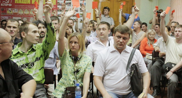 Голосование жителей Ростовской области за кандидатуры в члены избирательной комиссии региона с правом решающего голоса. Ростов-на-Дону, 19 мая 2012 г. Фото Олеси Дианова для "Кавказского узла"