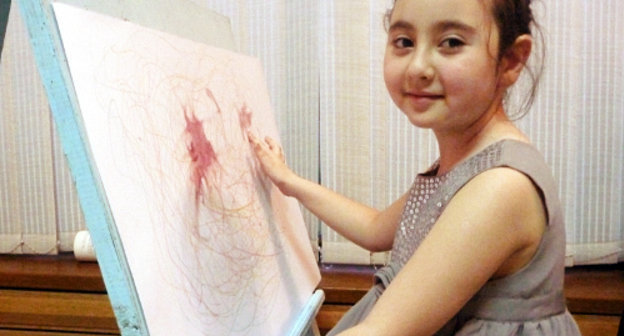 Армения, Ереван, 19 мая 2012 г. Гаяне Микаелян, участница акции ''Звуки и цвета'' в доме-музее Арама Хачатряна. Фото Армине Мартиросян для "Кавказского узла"