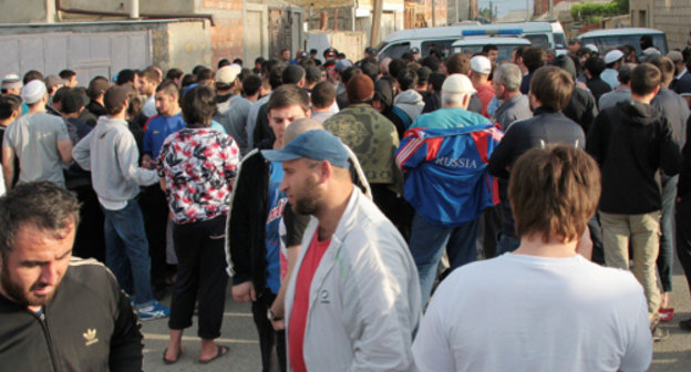 Жители Махачкалы на месте проведения спецоперации на улице Юбилейной. 19 мая 2012 г. Фото Ахмеда Магомедова для "Кавказского узла"