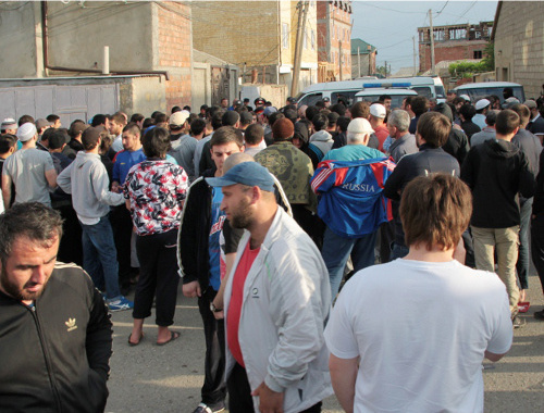 Жители Махачкалы на месте проведения спецоперации на улице Юбилейной. 19 мая 2012 г. Фото Ахмеда Магомедова для "Кавказского узла"