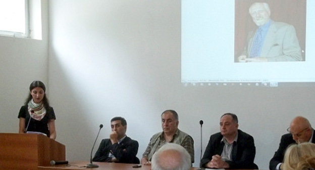  На вечере памяти Пола Хэнце в Черкесском культурном центре в Тбилиси. Выступает Марьям Бежиташвили. 19 мая 2012 г. Фото Нико Багратиони для "Кавказского узла"