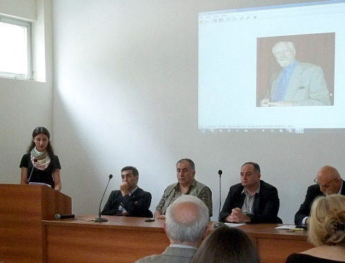  На вечере памяти Пола Хэнце в Черкесском культурном центре в Тбилиси. Выступает Марьям Бежиташвили. 19 мая 2012 г. Фото Нико Багратиони для "Кавказского узла"