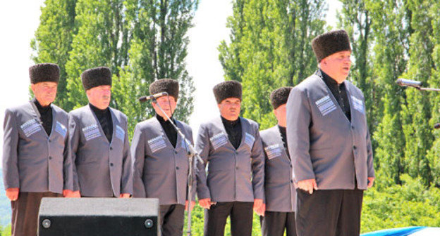 Праздник национальной песни "Ирон зараг" состоялся в Северной Осетии. На снимке: хор героической песни на республиканском празднике. 19 мая 2012 г. Фото Зарины Гучмазовой  для "Кавказского узла"