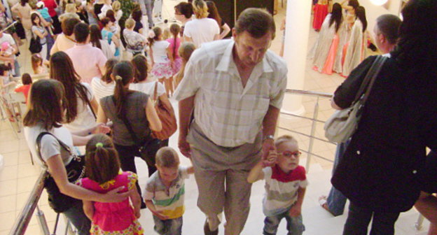 Гости "Ночи музеев" в Северо-Кавказском филиале Государственного музея искусства народов Востока. Адыгея, Майкоп, 19 мая 2012 г. Фото Олега Чалого для "Кавказского узла"
