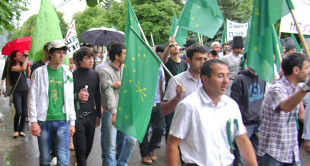 Мероприятия, посвященные Дню памяти жертв Кавказской войны прошли в Майкопе. На снимке: траурное шествие. Адыгея, 21 мая 2012 г. Фото Олега Чалого для "Кавказского узла"