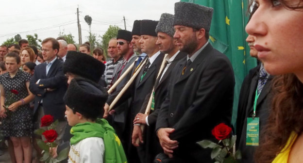 Представители черкесских диаспор на церемонии открытия мемориала жертвам геноцида черкесского народа в Анаклии. Грузия, 21 мая 2012 г. Фото Нико Багратиони для "Кавказского узла"