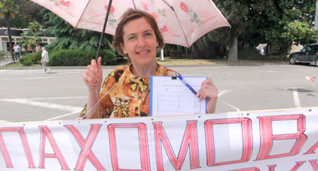 Одиночный пикет с требованием отставки мэра Анатолия Пахомова прошел перед администрацией Сочи. 21 мая 2012 г. Фото Светланы Кравченко для "Кавказского узла"