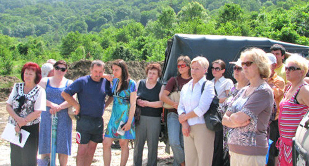 Жители Сочи на стихийном сходе потребовали  запретить строительство электростанции в Кудепсте. Сочи, 21 мая 2012 г. Фото Светланы Кравченко для "Кавказского узла"