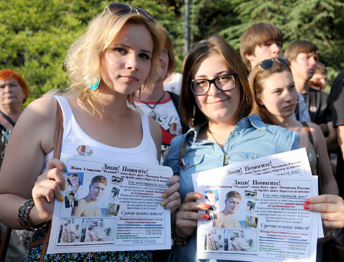 Сочинцы, посетившие концерт в сквере у концертного зала "Фестивальный", предлагают поддержать чемпиона России по брейк-дансу Евгения Смирнова. Сочи, 19 мая 2012 г. Фото Ольги Осутиной для "Кавказского узла"
