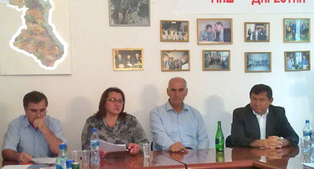 Пресс-конференция для журналистов местных и федеральных СМИ прошла в Махачкале. 22 мая 2012 г. Фото Ахмеда Магомедова для "Кавказского узла"