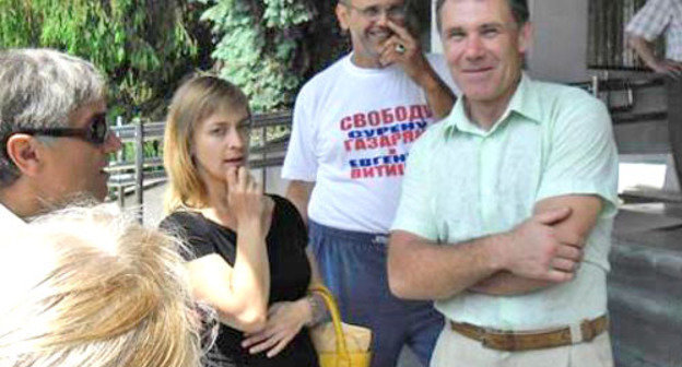 Евгений Витишко с активистами, поддерживающими подсудимых, на пороге Туапсинского районного суда после заседания. Туапсе, 22 мая 2012 г. Фото Олега Соколова для "Кавказского узла"
