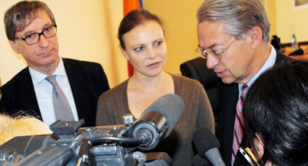 Члены Сената Франции Филипп Марини, Софи Жуасен и Бернар Фурние  на брифинге с журналистами  в зале Национального собрания Нагорного Карабаха. Степанакерт, 23 мая 2012 г.  Фото Анаит Даниелян