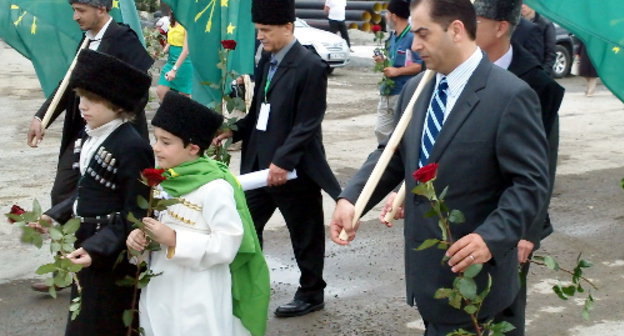Участники траурного шествия в День памяти жертв Кавказской войны. Грузия, Анаклия, 21 мая 2012 г. Фото Нико Багратиони для "Кавказского узла"
