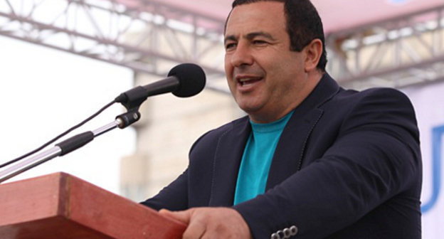 Лидер партии "Процветающая Армения" Гагик Царукян во время предвыборной кампании. Апрель 2012 г. Фото:  www.bhk.am