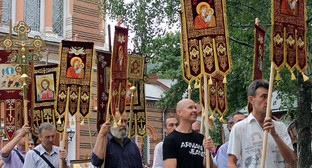 Участники крестного хода выходят из Свято-Екатерининского собора. Краснодар, 24 мая 2012 г. Фото Андрея Кошика для "Кавказского узла"