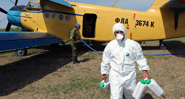 Борьба с саранчой в Астраханской области. Май 2012 г. Фото: "Новости Astrobl", http://www.astrobl.ru/