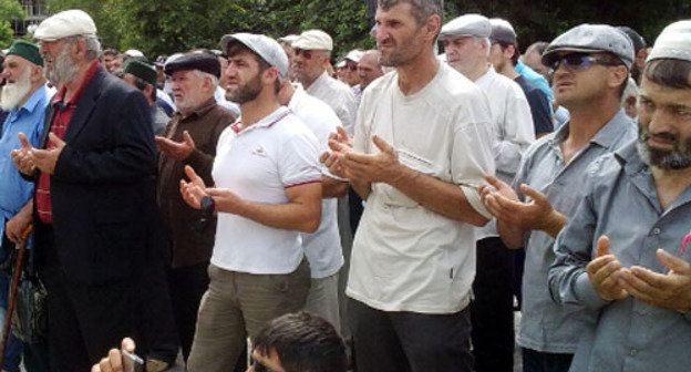 Митинг с требованием расследовать убийство братьев Гамзатовых и их племянника Магомеда Омарова. Махачкала, 24 мая 2012 г. Фото Ахмеда Магомедова для "Кавказского узла" 
