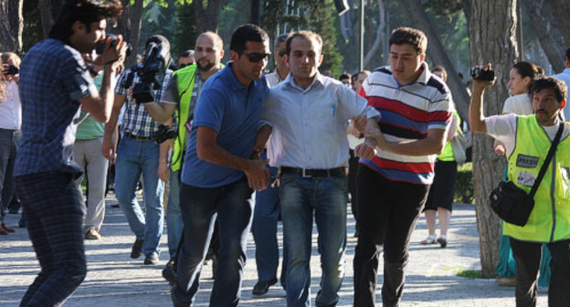 Баку, 25 мая 2012 г. Люди в штатском задерживают участников прогулки на Приморском бульваре. Фото ИА "Туран"