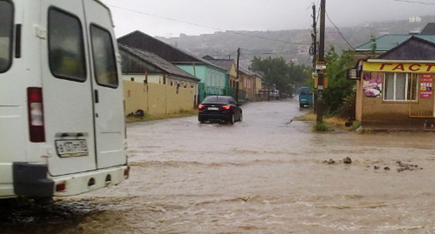 Дагестан, Махачкала, 26 мая 2012 г. Затопленные ливнем улицы города. Фото Ахмеднаби Ахмеднабиева для "Кавказского узла"