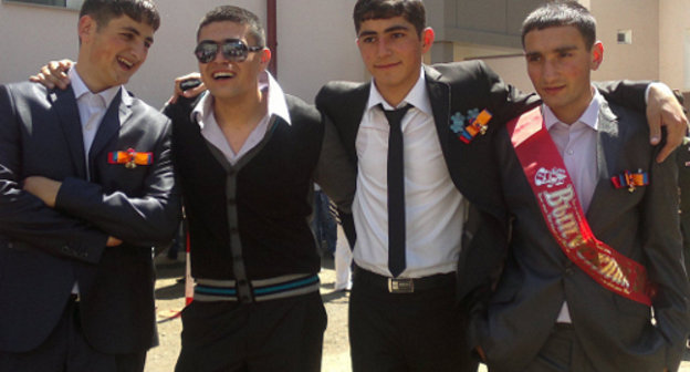 Нагорный Карабах, Степанакерт, 25 мая 2012 г. Последний звонок в школе №3. Фото Алвард Григорян для "Кавказского узла"