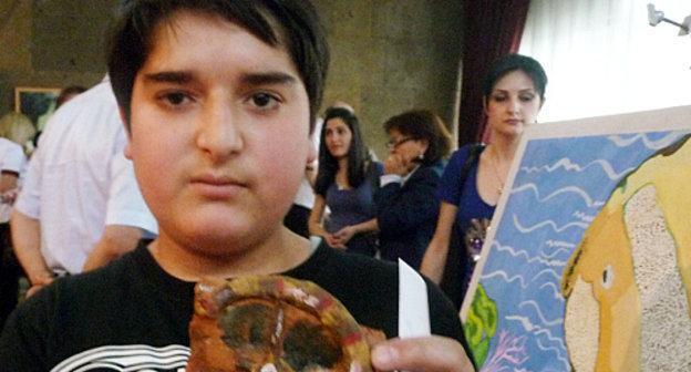 Ашот Восканян, учащийся школы искусств имени А. Тертеряна, на выставке-продаже, посвященной "Международной неделе художественного воспитания". Ереван, 25 мая 2012 г. Фото Армине Мартиросян для "Кавказского узла"
 