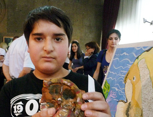 Ашот Восканян, учащийся школы искусств имени А. Тертеряна, на выставке-продаже, посвященной "Международной неделе художественного воспитания". Ереван, 25 мая 2012 г. Фото Армине Мартиросян для "Кавказского узла"
 