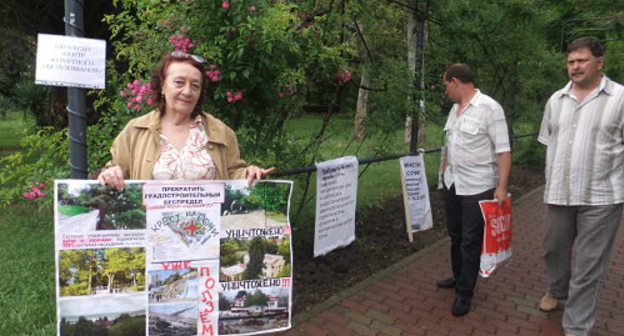 Депутат городского собрания Сочи Людмила Шестак на пикете в Приморском парке 26 мая 2012 г. Фото Светланы Кравченко для "Кавказского узла"