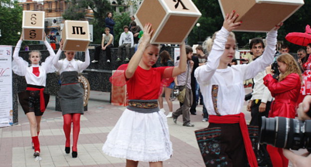 Праздник славянской письменности и библиотек в Ростове-на-Дону 25 мая 2012 года. Дефиле славянских букв. Фото Олеси Диановой для «Кавказского узла»