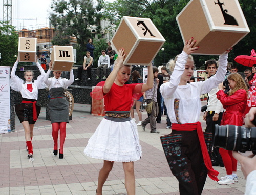 Праздник славянской письменности и библиотек в Ростове-на-Дону 25 мая 2012 года. Дефиле славянских букв. Фото Олеси Диановой для «Кавказского узла»