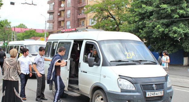 Маршрутные такси на улицах Владикавказа. Северная Осетия, 28 мая 2012 г. Фото Эммы Марзоевой для "Кавказского узла"