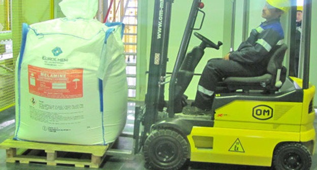 Отгружается пробная партия первого в России меламина на предприятии "Невинномысский азот". Ставропольский край. Фото Константина Ольшанского для "Кавказского узла"
