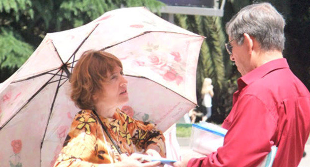 Ирина Бровкина во время пикета за отставку мэра собирает подписи. Сочи, 28 мая 2012 г. Фото Светланы Кравченко для "Кавказского узла"