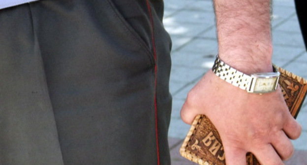 Во время одиночного пикета Ирины Бровкиной один из полицейских вырвал из ее рук паспорт. Сочи, 28 мая 2012 г. Фото Светланы Кравченко для "Кавказского узла"