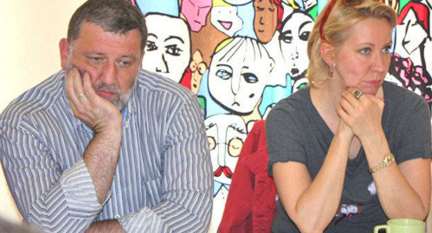 Телеведущая Татьяна Лазарева и журналист Сергей Пархоменко во время "круглого стола", посвященного проблемам участия гражданского общества в избирательном процессе в современной России. Ростов-на-Дону, 30 мая 2012 года. Фото Олеси Диановой для "Кавказского узла".