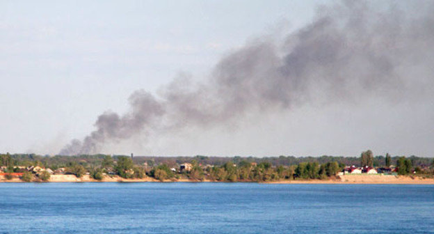Дым от пожаров  в Среднеахтубинском районе можно наблюдать прямо с центральной набережной города. Волгоград, 28 мая 2012 г. Фото http://news.vdv-s.ru