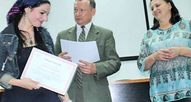 Награждение победителей конкурса социальных проектов среди НКО Юга России. На снимке: Михаил Савва вручает свидетельство Зулихан Ибрагимовой, справа - Татьяна Лыскина. Краснодар, 31 мая 2012 г. Фото Никиты Серебрянникова для "Кавказского узла"