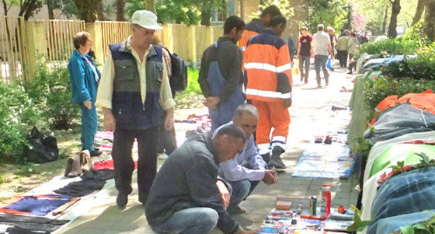 Стихийный блошиный рынок в Центральном районе Сочи. Фото Светланы Кравченко для "Кавказского узла"