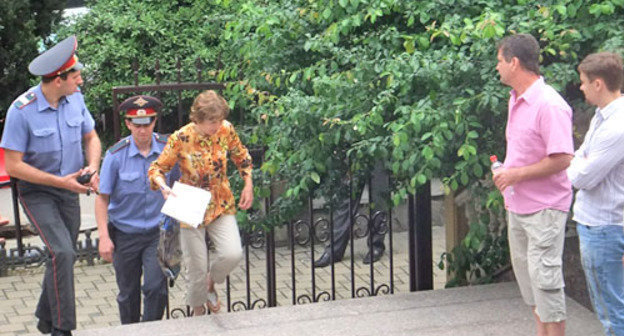 Ирину Бровкину из СИЗО доставили в суд Центрального района Сочи на улицу Горького дом 20. Сочи, 30 мая 2012 г. Фото Светланы Кравченко для "Кавказского узла"