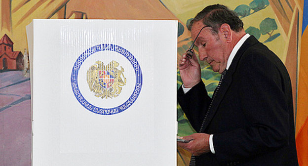 Лидер  АНК  Левон Тер-Петросян на избирательном участке в день выборов в Национальное собрание Армении. Ереван, 6 мая 2012 г. Фото Соны Барсегян, http://news.am