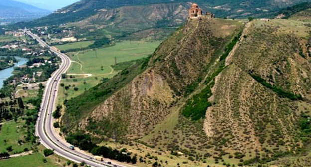 Дорога в Грузии возле монастыря Джвари. Фото Goga Chanadiri, http://www.georoad.ge