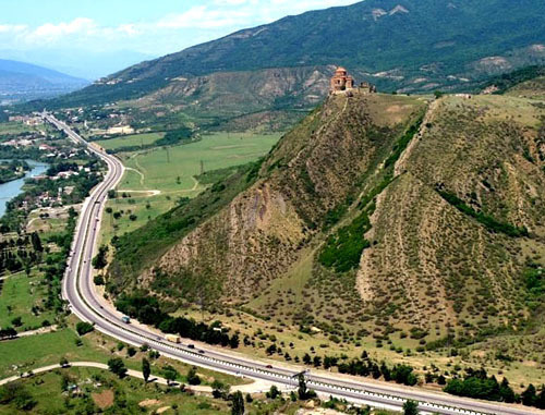 Дорога в Грузии возле монастыря Джвари. Фото Goga Chanadiri, http://www.georoad.ge