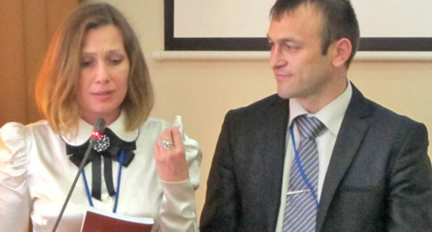 Валентина Лаза  и Ибрагим Ибрагимов презентуют книгу "Библия и Коран: параллельные места", Пятигорск, 1 июня 2012. Фото Аси Капаевой для "Кавказского узла"