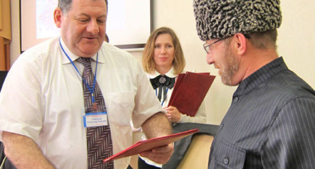 Ректор ПГЛУ Александр Горбунов и муфтий Кабардино-Балкарии Хазретали Дзасежев  во время подписания соглашения о сотрудничестве. На заднем плане - Валентина Лаза, директор Института государственно-конфессиональных отношений ПГЛУ. Пятигорск, 1 июня 2012. Фото Аси Капаевой для "Кавказского узла"